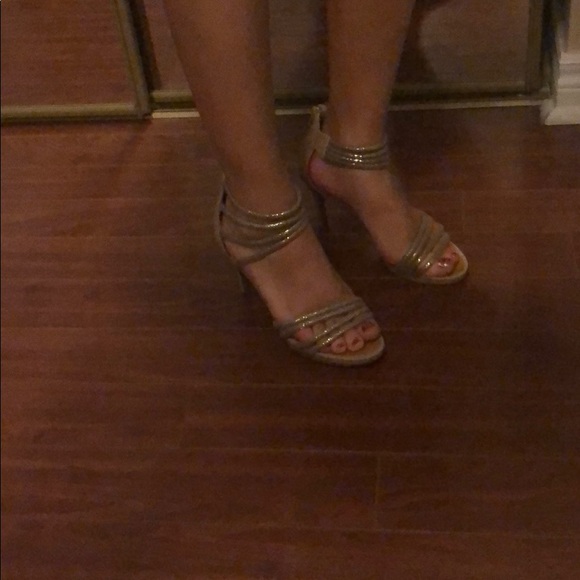 Heel shoes. Gold colour details - Picture 7 of 13